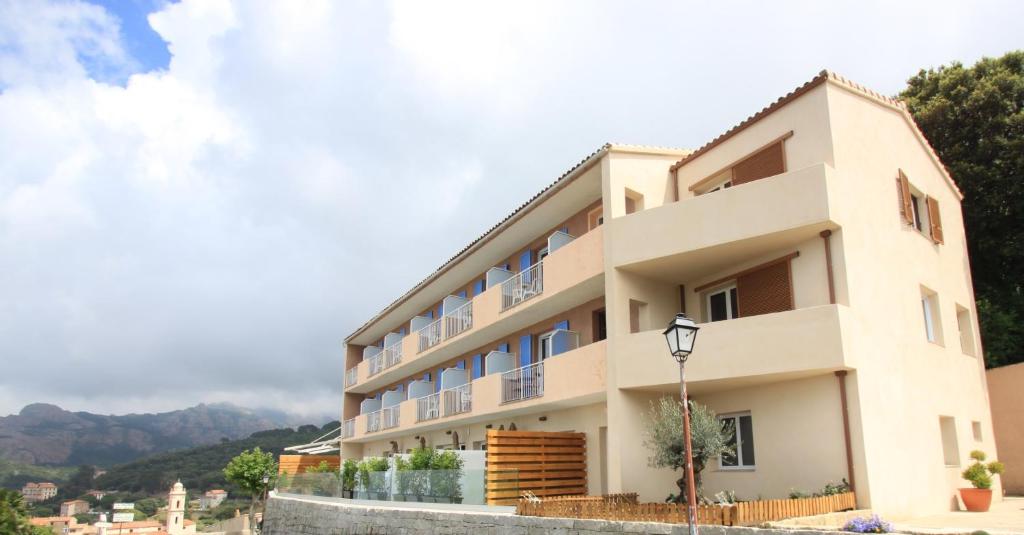 Nespecifikovaný výhled na hory nebo výhled na hory při pohledu z hotelu