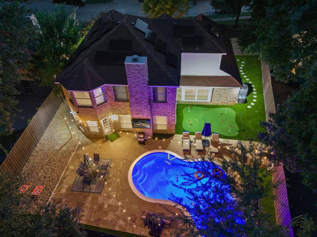 an overhead view of a house with a swimming pool at Luxury Getaway: 2 King Suites, Pool & Grill in Flower Mound