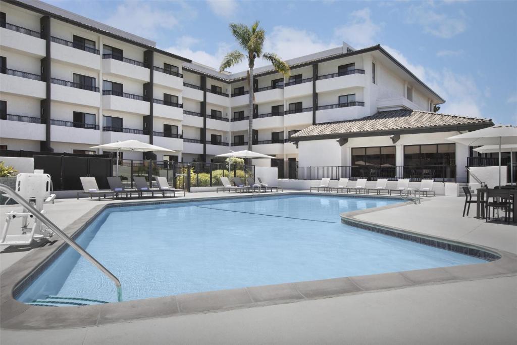 a swimming pool in front of a hotel at Homewood Suites by Hilton Santa Maria in Santa Maria