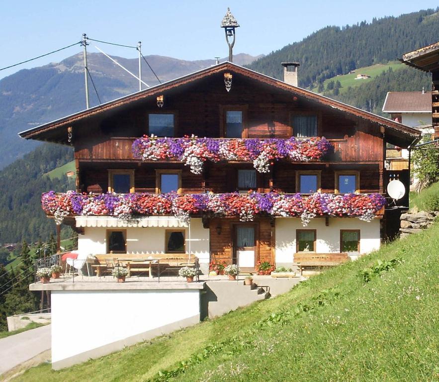 a building with flowers on the side of it at Apartment Greidlerhof in Rohrberg