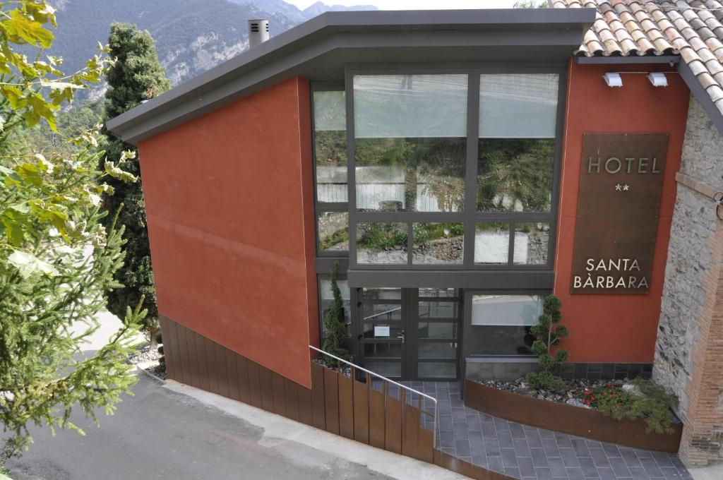 un hôtel avec un bâtiment doté d'une fenêtre dans l'établissement Santa Bárbara, à Sant Corneli de Cercs 