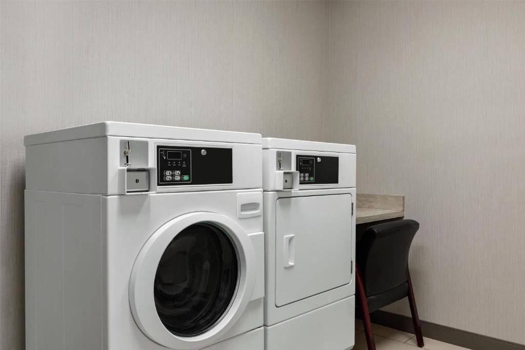 Hampton Inn & Suites - Pittsburgh/Harmarville, PA photo