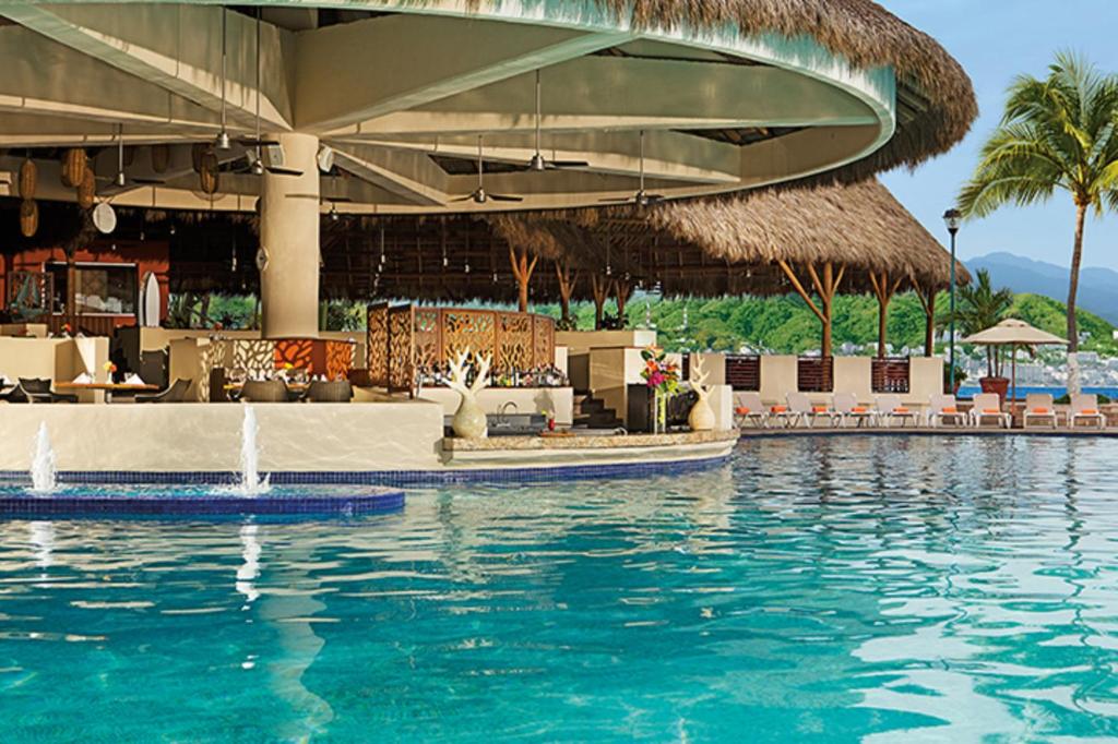 Bazén v ubytování Sunscape Puerto Vallarta Resort nebo v jeho okolí