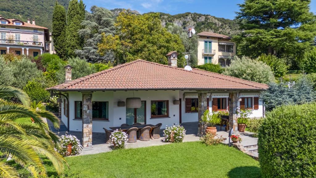 a house with a garden and a house at Villa Valentina in Tremezzo