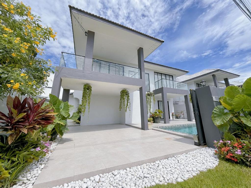 an exterior view of a house with a swimming pool at 泰国芭提雅别墅 近中天海滩泳池别墅 in Jomtien Beach