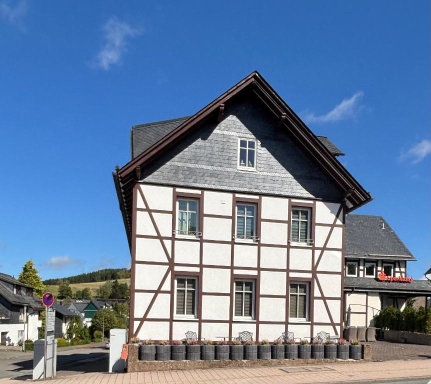 een wit en zwart huis met een grijs dak bij Deutsches Haus in Willingen