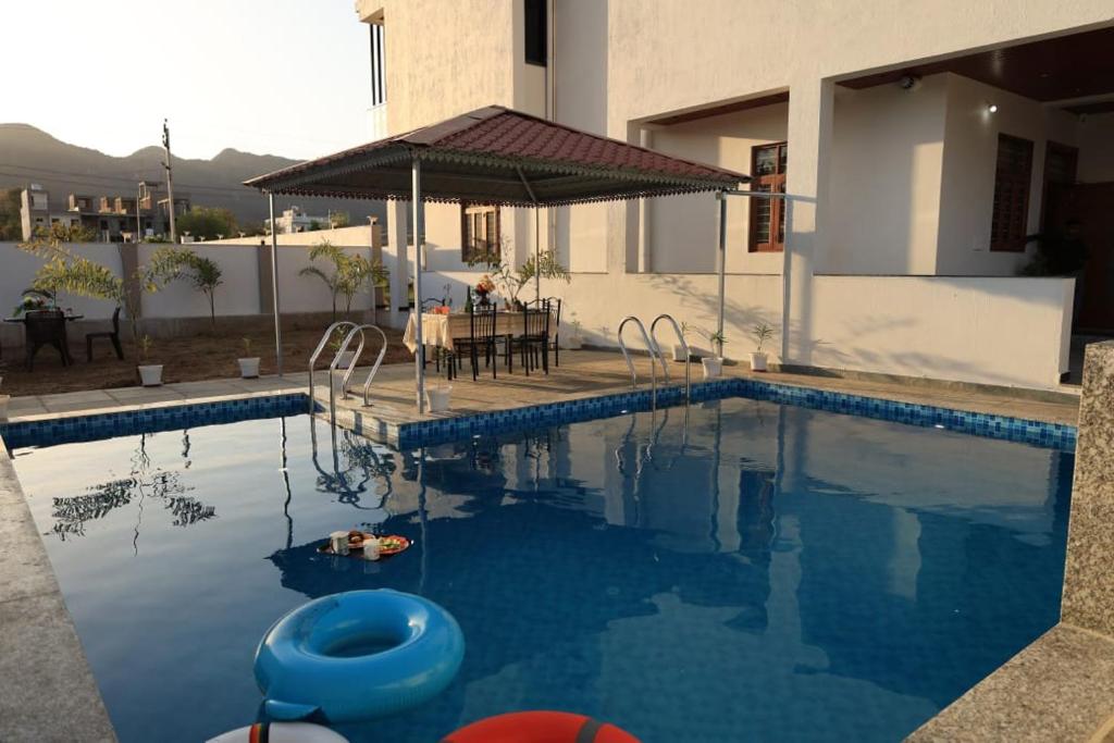 Piscina de la sau aproape de 7bhk luxurious villa in badi