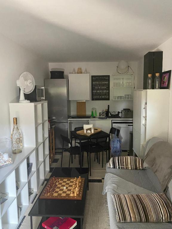 Η κουζίνα ή μικρή κουζίνα στο Charming garden apartment Lorettes