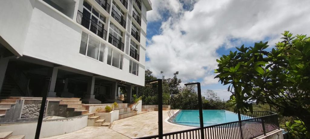 瓦加蒙Vanaheim Resort的一栋建筑旁边有游泳池的房子