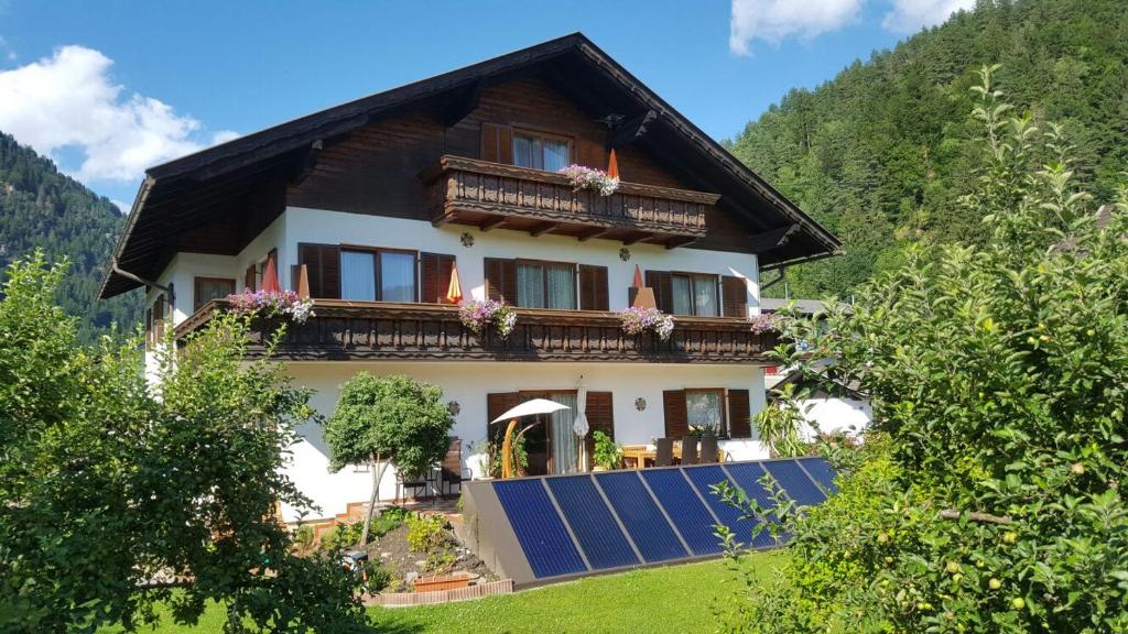 une maison dotée de panneaux solaires devant elle dans l'établissement Haus Dorfer, à Döbriach
