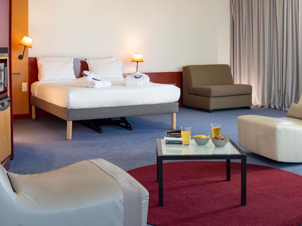 
Executive Suite with Queen Bed and Extra Bed
