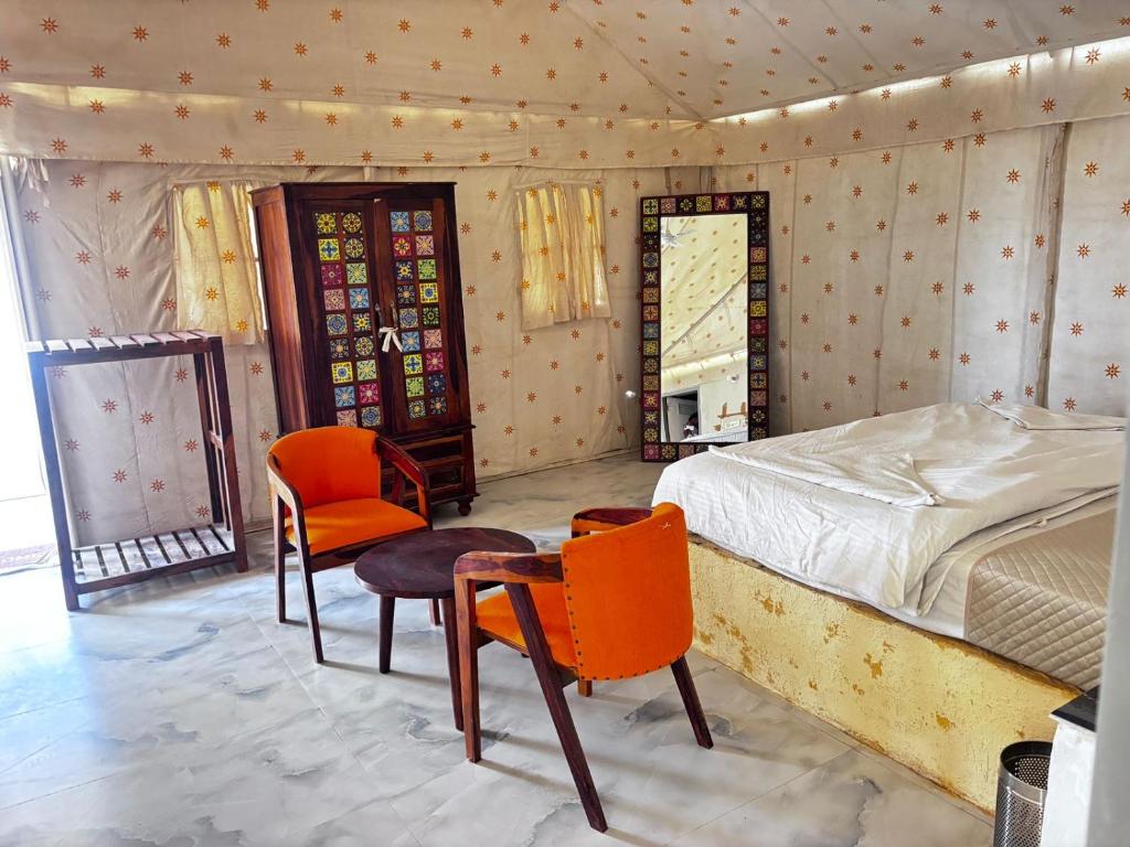 Postel nebo postele na pokoji v ubytování The Kumbh Resort