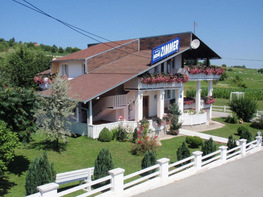 un edificio con un cartel para un motel en House Zupan en Rakovica