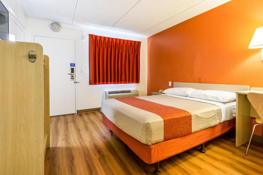 Postel nebo postele na pokoji v ubytování Motel 6 Tempe, AZ Phoenix Airport Priest Dr