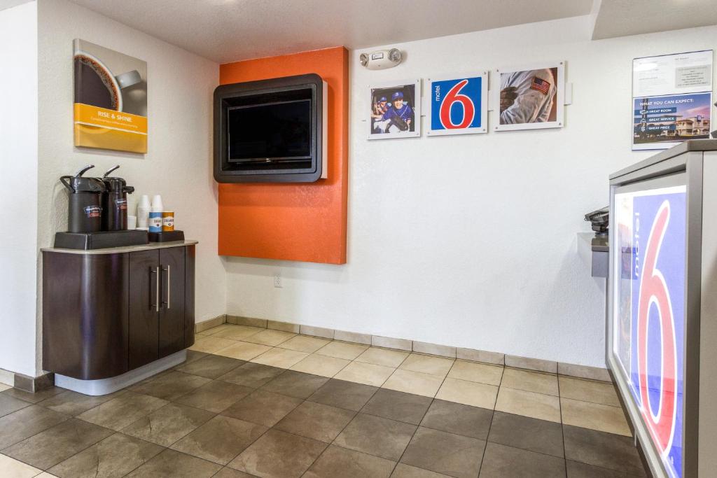 Kuchyň nebo kuchyňský kout v ubytování Motel 6 Tempe, AZ Phoenix Airport Priest Dr