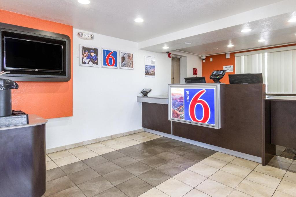 TV a/nebo společenská místnost v ubytování Motel 6 Tempe, AZ Phoenix Airport Priest Dr
