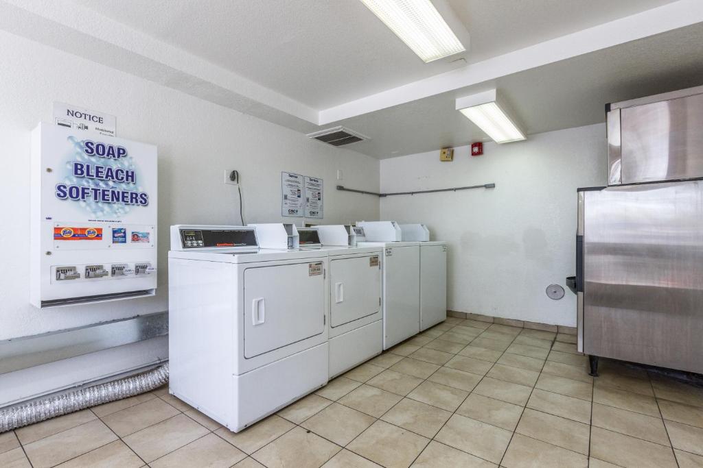 Kuchyň nebo kuchyňský kout v ubytování Motel 6 Tempe, AZ Phoenix Airport Priest Dr