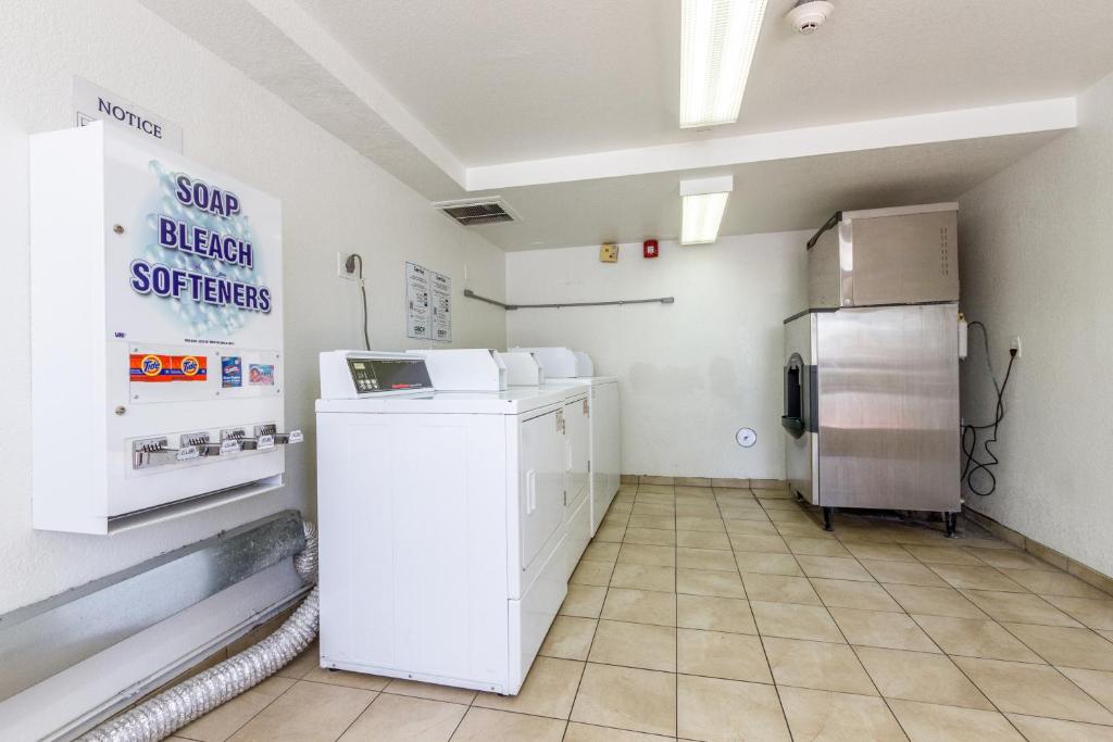 Kuchyň nebo kuchyňský kout v ubytování Motel 6 Tempe, AZ Phoenix Airport Priest Dr