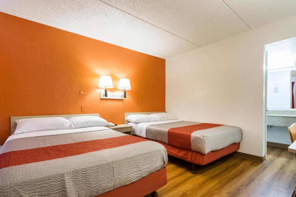 Postel nebo postele na pokoji v ubytování Motel 6 Tempe, AZ Phoenix Airport Priest Dr