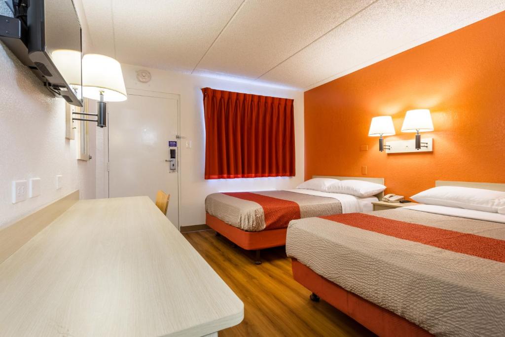 Postel nebo postele na pokoji v ubytování Motel 6 Tempe, AZ Phoenix Airport Priest Dr
