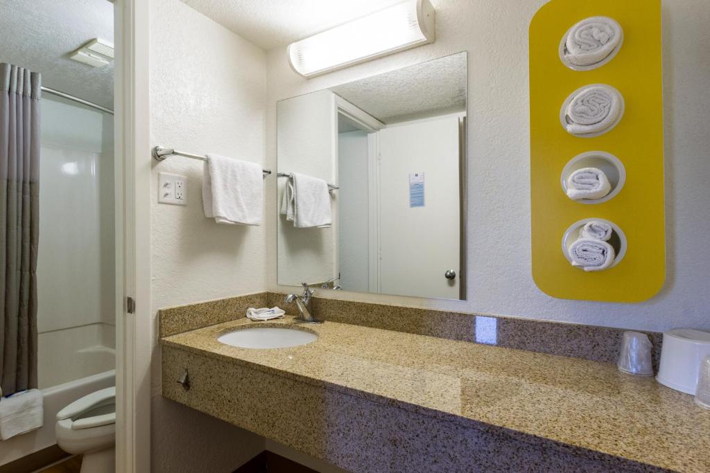 Koupelna v ubytování Motel 6 Tempe, AZ Phoenix Airport Priest Dr