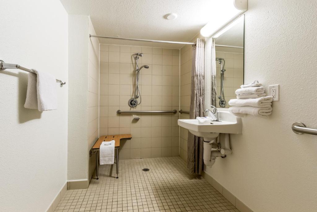 Koupelna v ubytování Motel 6 Tempe, AZ Phoenix Airport Priest Dr