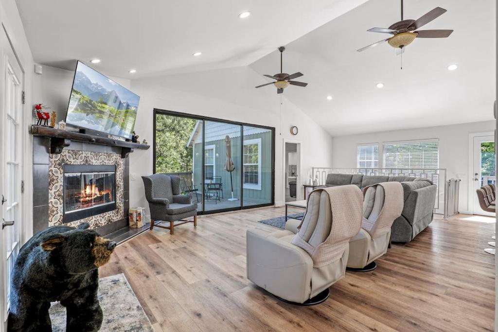 ein Wohnzimmer mit Kamin und Fernseher in der Unterkunft Forest Retreat with Decks, Game Room & Walk to Lake in Lake Arrowhead