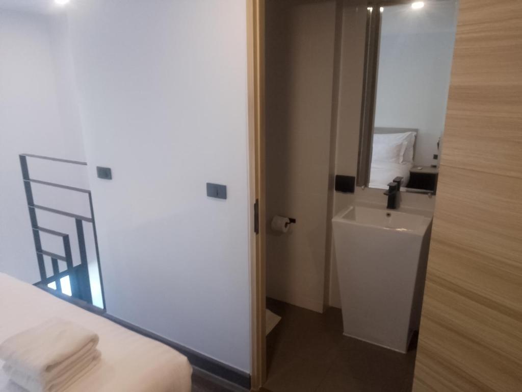 Postel nebo postele na pokoji v ubytování Utopia Naiharn Condo Loft