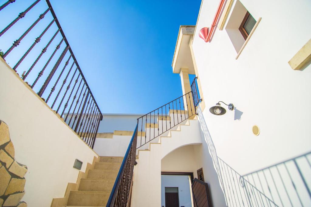 eine Treppe in einem Haus mit blauen Decken in der Unterkunft B&B Il Granaio in Nociglia