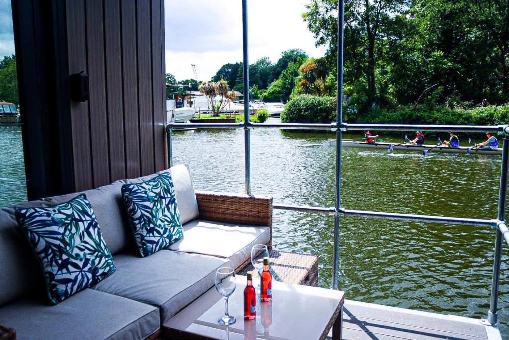 AllingtonにあるLady Lily Unique River Boat with castle viewsのリビングルーム(ソファ付)が備わり、川の景色を望めます。
