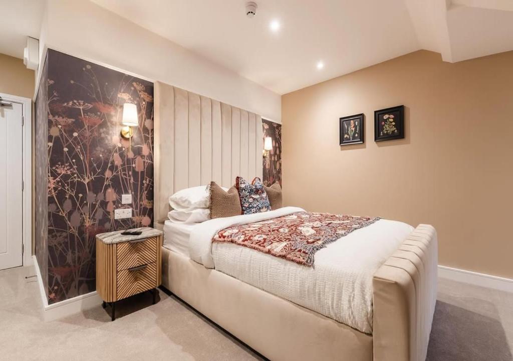 Postel nebo postele na pokoji v ubytování Hotel Seven Inn Suites Near IGI Airport