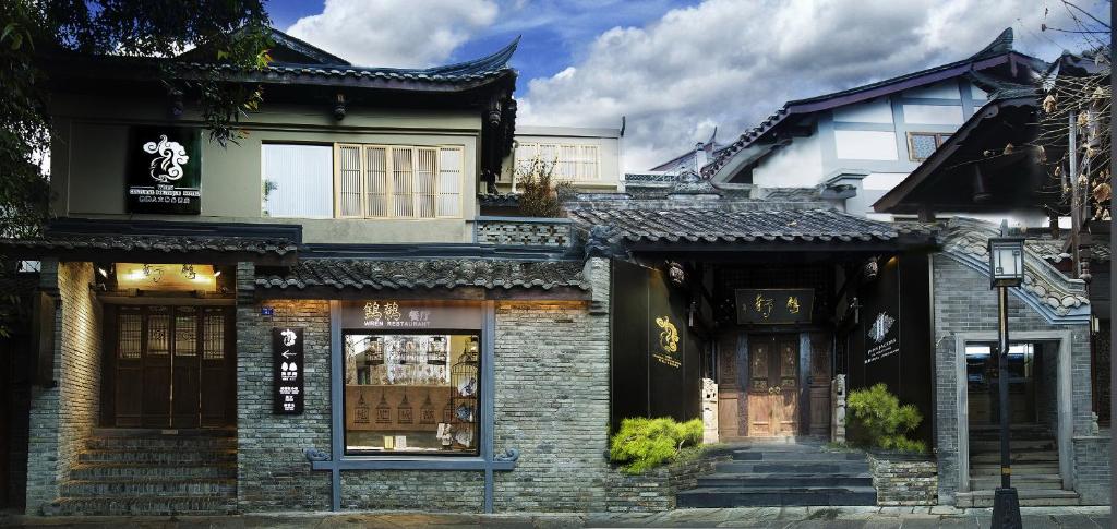una tienda frente a un edificio de ladrillo en 成都鹪鹩人文精品酒店, en Chengdú