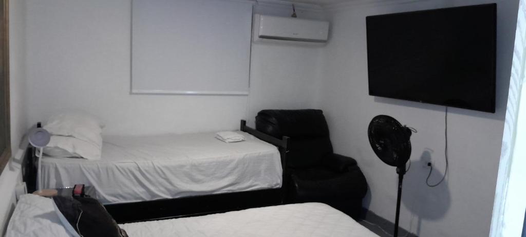 Una cama o camas en una habitación de apartamento 3 habitaciones totalmente equipado