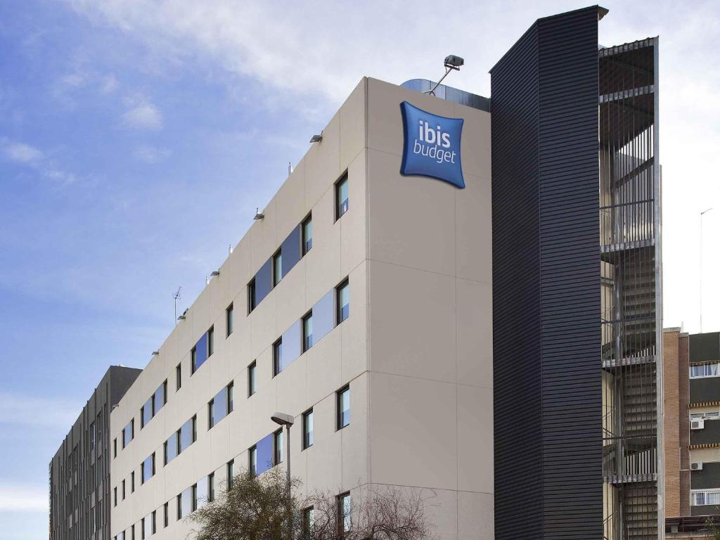 Un edificio con un cartel al costado. en Ibis Budget Málaga Centro, en Málaga