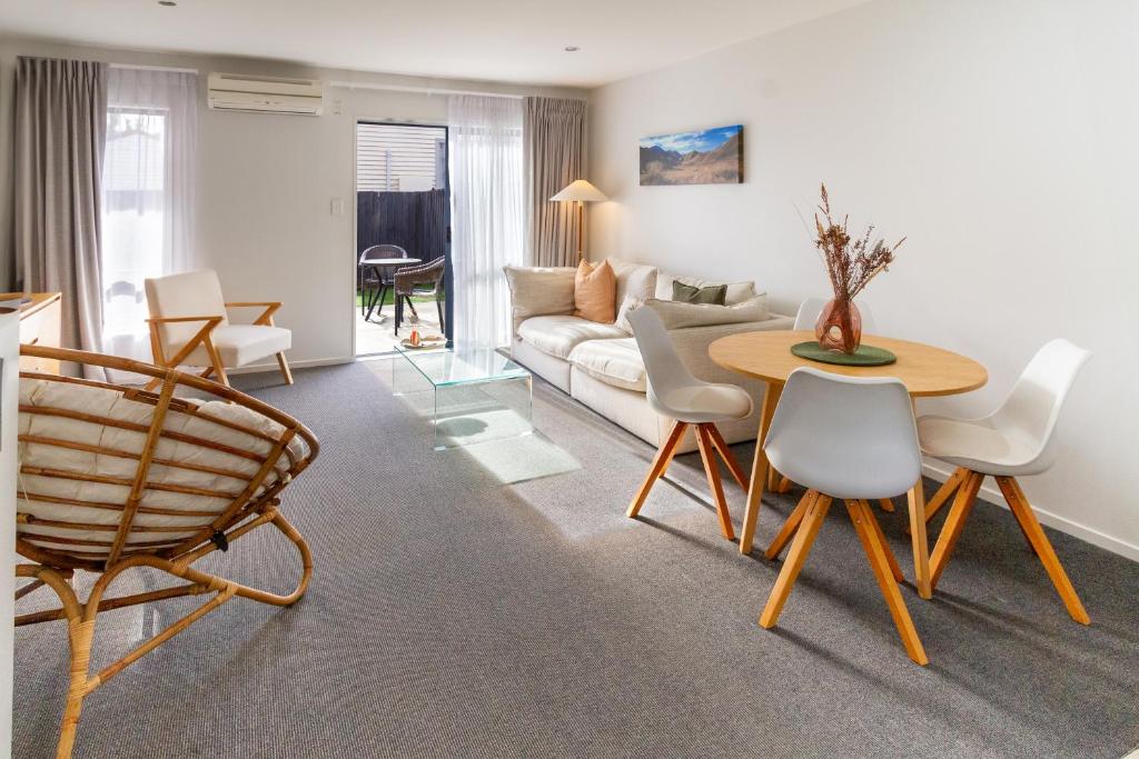 3 Bedroom Home With Garage & Extra Car Park