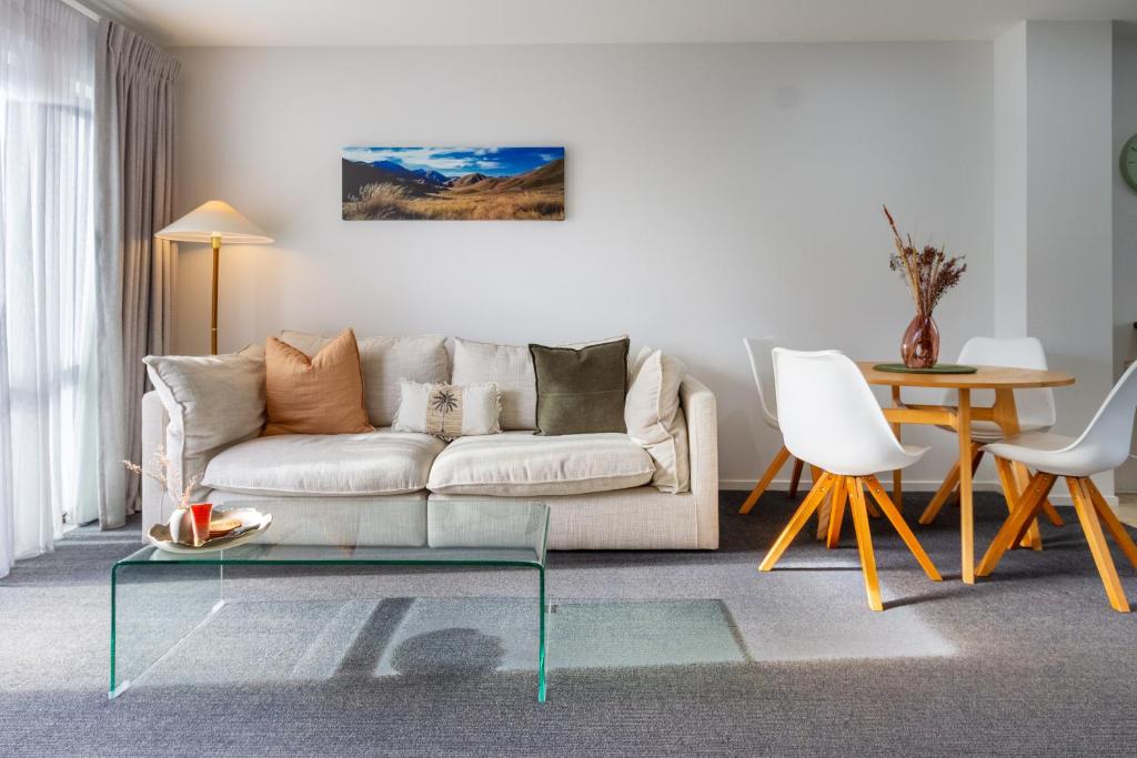 3 Bedroom Home With Garage & Extra Car Park - Resim 10