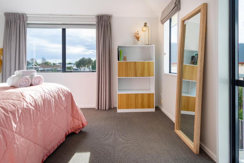 3 Bedroom Home With Garage & Extra Car Park - Resim 19