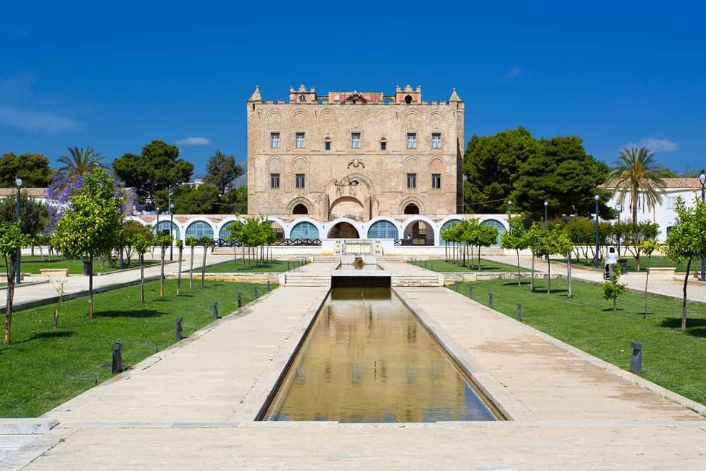 a large building with a fountain in front of it at Le casette di Elia e Alice in Palermo