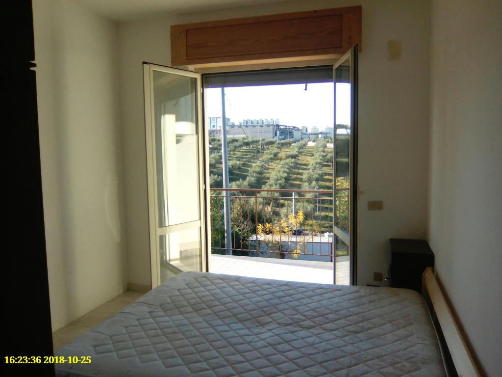 una camera da letto con un letto e una grande finestra di La Suite a Torrevecchia Teatina