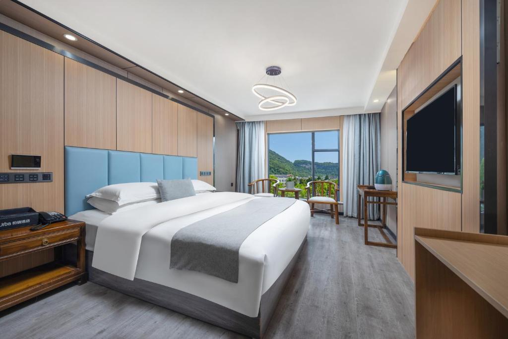 Giường trong phòng chung tại 铂曼智慧酒店-Near the east gate of the Forest Park, about a 10-minute walk-There is a beautiful small river at the entrance-offers free self-service laundry and Attraction Tickets Serivce in advance