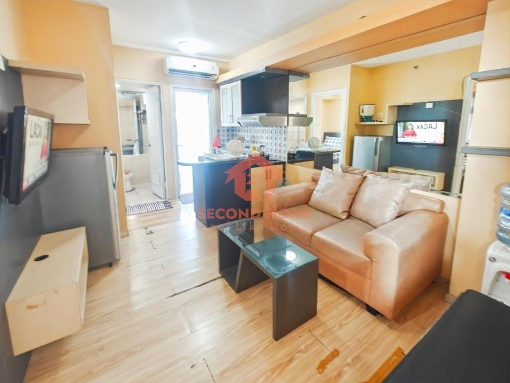 Μια τηλεόραση ή/και κέντρο ψυχαγωγίας στο Cozy 2BR Pramuka APT pool&Wi-Fi