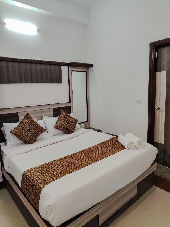 ein Schlafzimmer mit einem großen Bett in einem Zimmer in der Unterkunft The Golden Hotel Agra in Tājganj