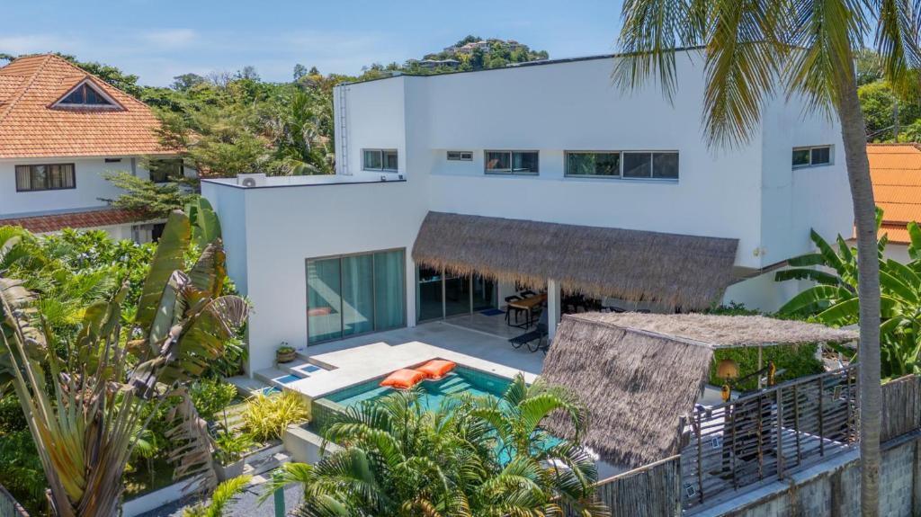 Tropical 3 Bed Pool Villa in Plai Laem - KBR42 في Plai Laem: اطلالة جوية على بيت ابيض مع مسبح