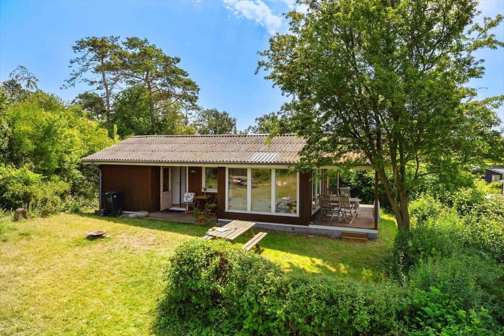 una piccola casa in un campo con un albero di SL347-Korsor-Tvaerager-9 a Korsør