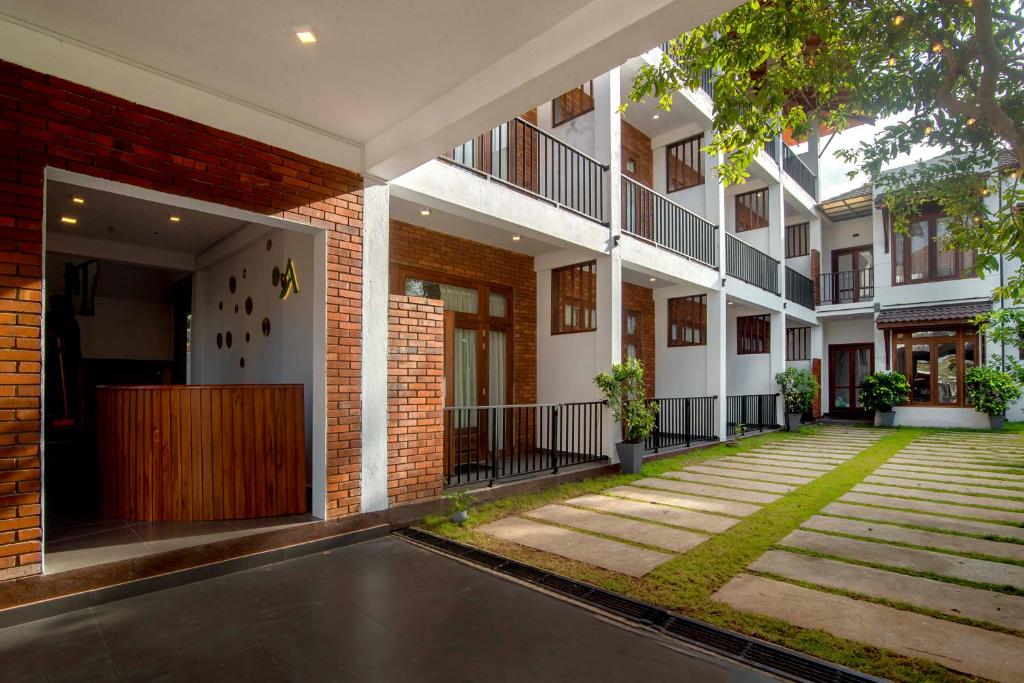 Harohi Hotel and Residence في نيجومبو: اطلالة خارجية على مبنى مع ساحة
