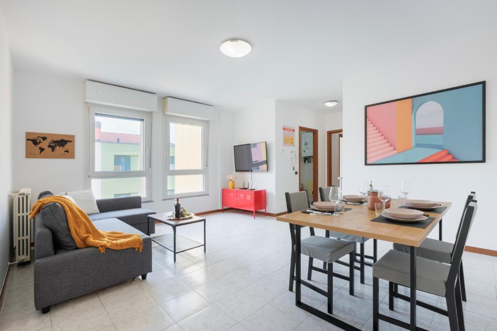 Una sala de estar con una mesa y un comedor. en BGY Colorful Home, en Grassobbio