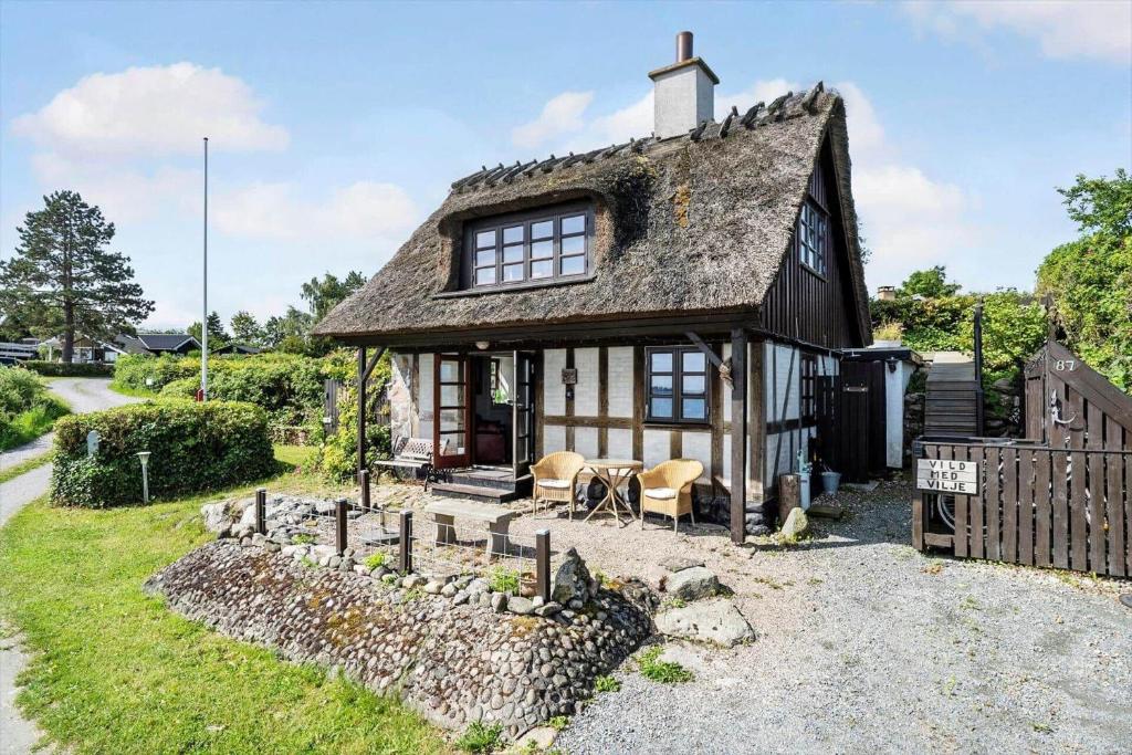 una casa vecchio stile con un tavolo e delle sedie di FY388-Mesinge-Nordre-Skovvaenge-87 a Mesinge