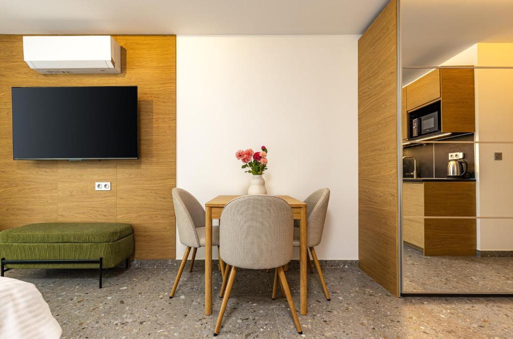 Downtown Modern Studio with Balcony