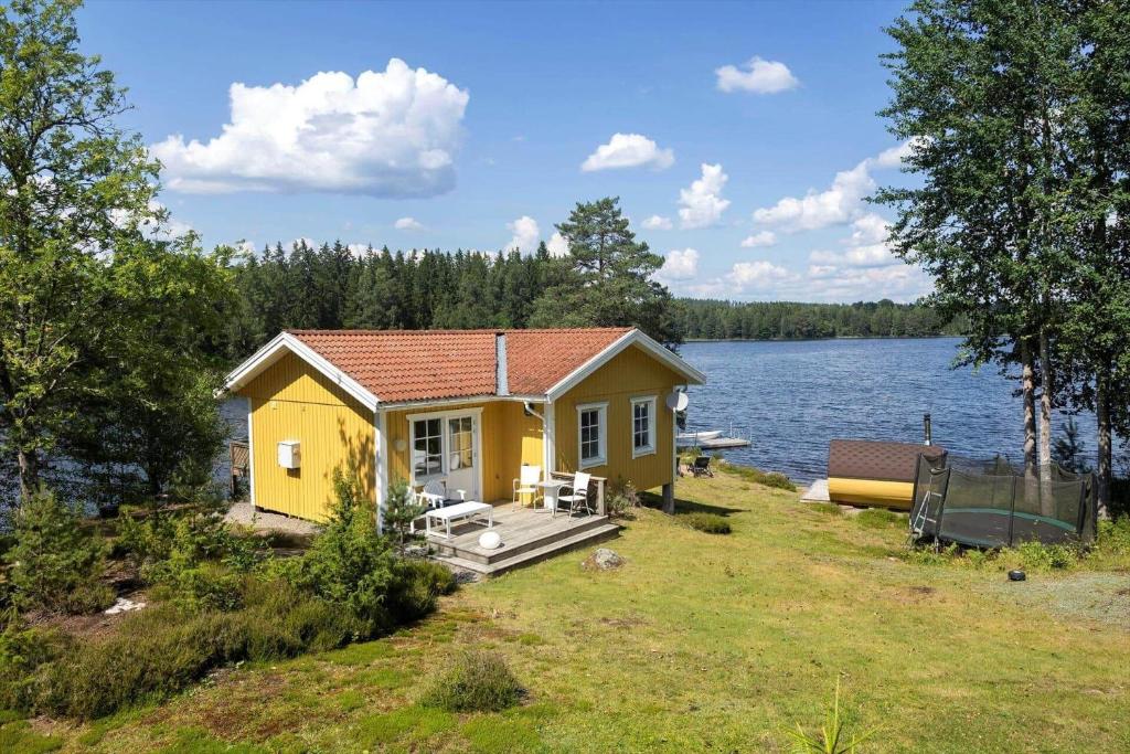VirserumにあるKAL770-Virserum-Misterhult-Naeset-5の湖畔の小さな黄色い家