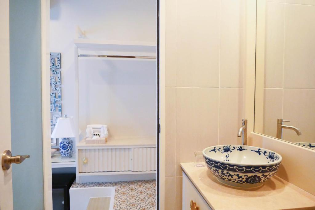 O'nya Phuket Hotel - 4